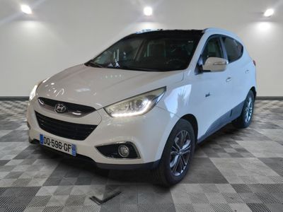 la photo d'une voiture blanche sur un sol en damier