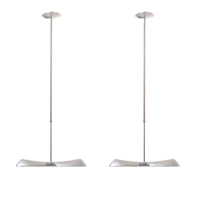 une paire de lampadaires en métal chromé avec un abat-jour en verre blanc