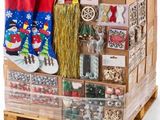 une caisse en bois remplie de décorations de Noël et d'autres objets