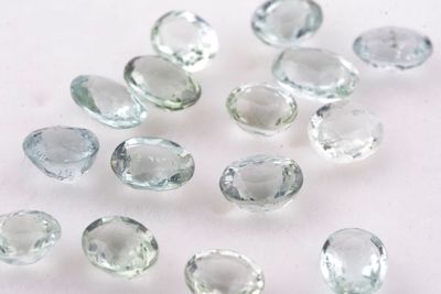 plusieurs morceaux d'améthystes vertes sur un fond blanc