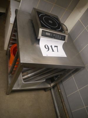 une cuisinière sur laquelle est posée une pancarte, dans une cuisine
