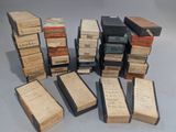 un grand nombre de vieux livres empilés les uns sur les autres