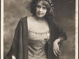 photographie en noir et blanc d'une femme vêtue d'une longue robe et d'un châle