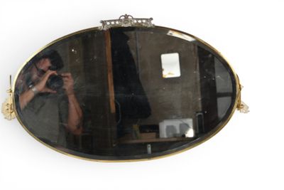 un homme se prenant en photo dans un miroir