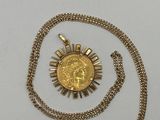 un gros plan d'une pièce d'or entourée d'une chaîne