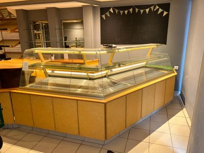 Agencement de magasin de boulangerie comprenant :
