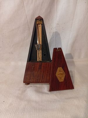 un petit instrument de musique posé sur une table