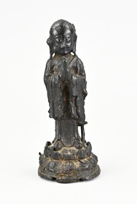 une image représentant une statue de femme portant un chapeau et une canne