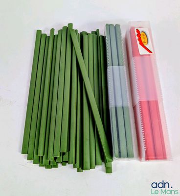 beaucoup de pailles posées sur une table