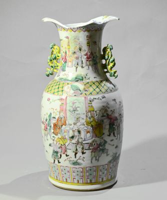 un vase blanc avec un tableau sur une table