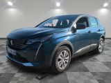 un SUV Peugeot bleu de 2021 garé dans une pièce au sol à carreaux