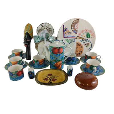 une photo montrant un assortiment d'assiettes, de tasses et de soucoupes