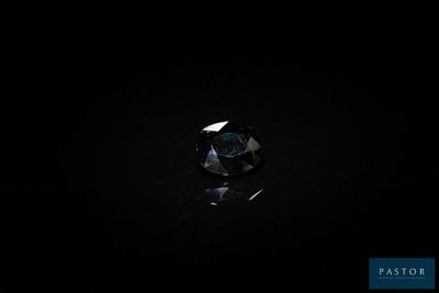 un diamant noir sur fond noir