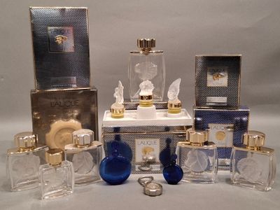 beaucoup de flacons de parfum posés sur une table
