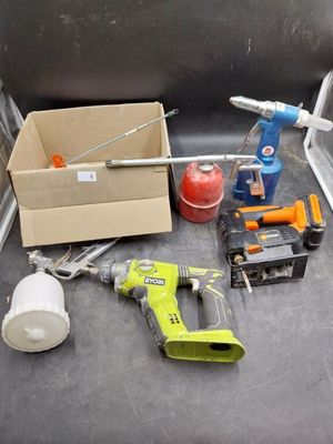 une boîte d'outils posée sur le sol à côté d'une boîte d'outils
