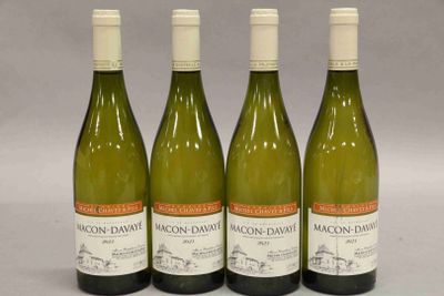trois bouteilles de vin blanc sont alignées sur une table