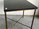 une table d'appoint noire et dorée avec un plateau noir