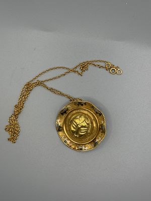 une photo d'un collier plaqué or orné d'une abeille