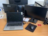un bureau sur lequel se trouvent trois ordinateurs et une souris