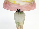 une lampe posée sur une table blanche