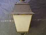 une lampe suspendue au mur