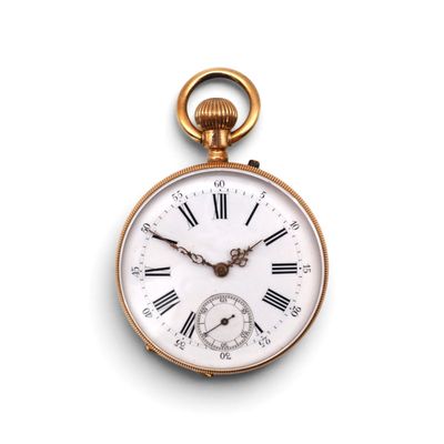 une montre de poche en or avec des chiffres romains
