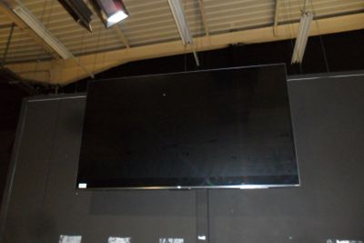 un téléviseur à écran plat fixé au mur d'une pièce