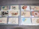 de nombreuses cartes postales anciennes exposées par terre