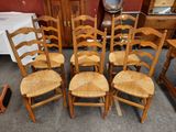 six chaises en bois disposées en cercle sur le sol