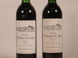 deux bouteilles de vin posées l'une à côté de l'autre sur une table