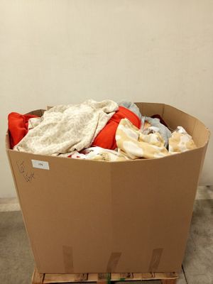 une boîte en carton contenant beaucoup de vêtements