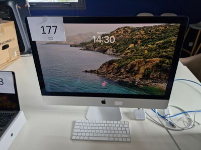 deux ordinateurs posés sur le bureau, avec une étiquette de prix sur l'écran