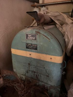 une machine bleue qui se trouve dans une pièce