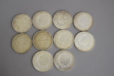 six types de pièces différents sont disposés sur une surface grise