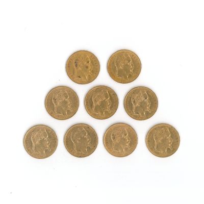 un ensemble de six souverains d'or sur un fond blanc