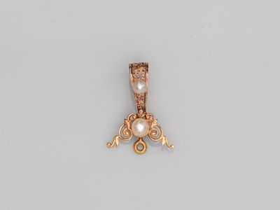 un pendentif en or et perles