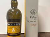 une bouteille de vin posée sur une table à côté d'une boîte