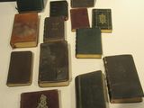 de nombreux livres anciens posés sur une table blanche