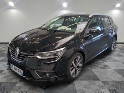 la voiture noire est garée sur un sol en damier dans le garage