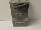 une photo d'un flacon de parfum posé sur une table