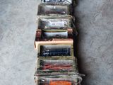 de nombreux types différents de petits trains alignés les uns à côté des autres