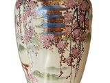 un vase avec un tableau posé sur une table