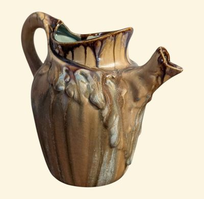 un vase brun avec une anse sur fond blanc