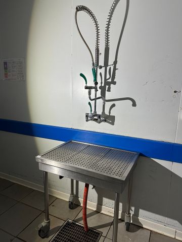 Table de nettoyage sur roulettes inox trois grilles avec douchett...