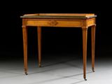 un bureau ancien avec un plateau en verre et des pieds