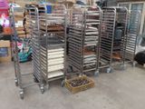 de nombreux plateaux de nourriture posés sur un chariot dans un entrepôt
