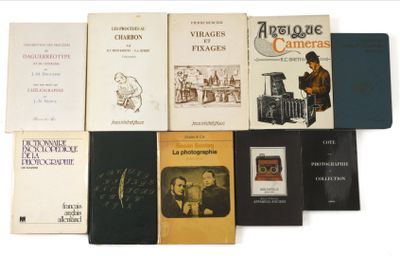 plusieurs livres sont empilés sur une surface blanche