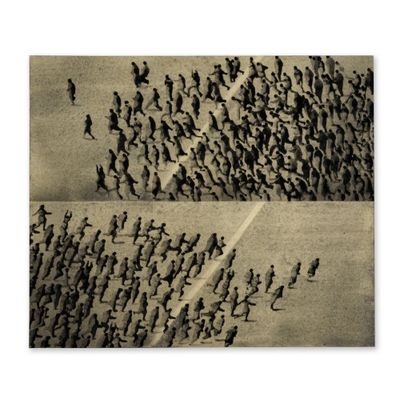 photographie en noir et blanc d'une foule de personnes traversant une rue