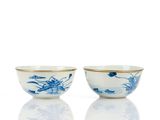 une paire de bols bleus et blancs ornés de motifs représentant des oiseaux et des fleurs