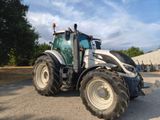 un tracteur garé sur le bord de la route